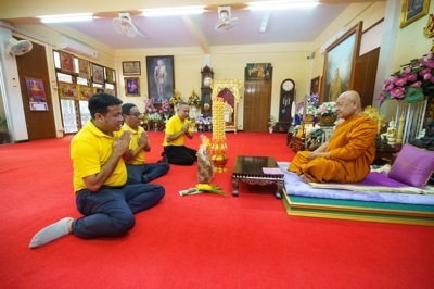 Nongnooch Pattaya Garden Continues the Tradition of Offering Candles to Temples for Buddhist Worship in 2024