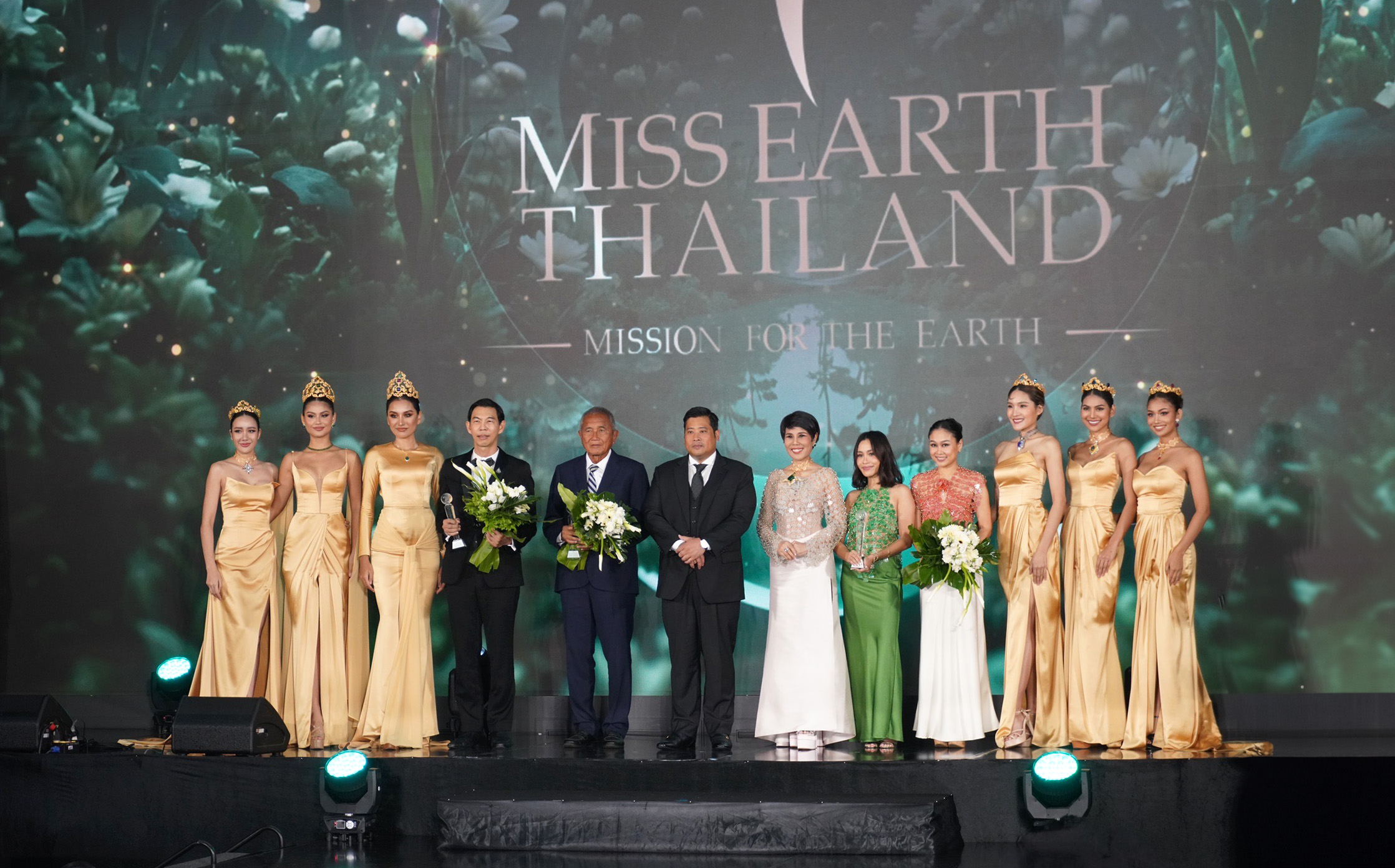 คุณกัมพล ตันสัจจา ประธานสวนนงนุชพัทยา  เข้ารับมอบรางวัล Hero of the Earth ในงาน Miss Earth Fire Crown Coronation, Miss Earth Thailand